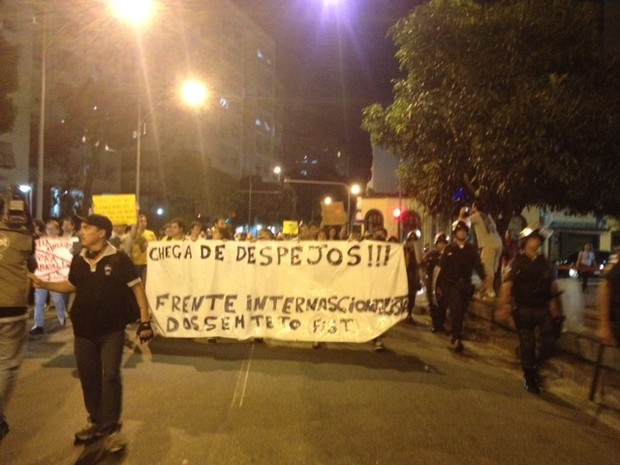 Manifestantes caminham pela Rua Pinheiro Machado em direção ao Palácio Guanabara (Foto: Alba Valéria Mendonça/G1)
