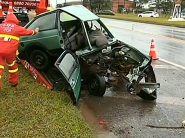 Carro dirigido pelo adolescente ficou totalmente destruído. (Foto: Reprodução TV TEM)