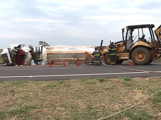 G Carreta Bitrem Carregada De Lcool Tomba E Motorista Morre