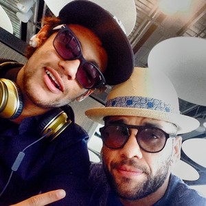 Daniel Alves registra momento com Neymar (Foto: Instagram)
