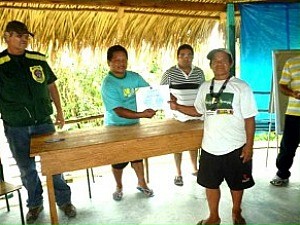 Após a capacitação, indígenas receberam certificados (Foto: Seind/Divulgação)