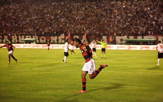 Leo Moura gol Flamengo x Santa Cruz (Foto: Fernando Priamo / Ag. Estado)
