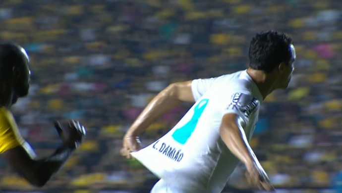 Leandro Damião puxa própria camisa (Foto: Reprodução SporTV)