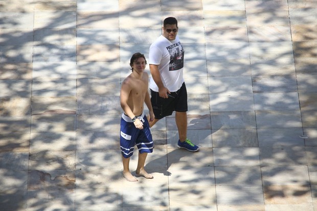Integrante da banda Emblem3 com amigos na praia (Foto: Gabriel Reis e Delson Silva / AgNews)