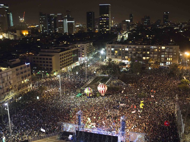 Israelenses protestam em Tel-Aviv por mudanças governamentais (Foto: REUTERS/Amir Cohen)