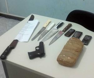 Além da droga, os policiais encontraram uma pistola e facas na residência do suspeito em Boquim (SE) (Foto: Divulgação/SSP-SE)