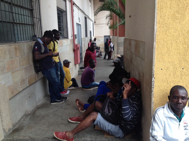 Haitianos sem ter onde dormir aguardam definição por abrigo na Paróquia Nossa Senhora da Paz, na região central de São Paulo (Foto: Carolina Dantas/G1)