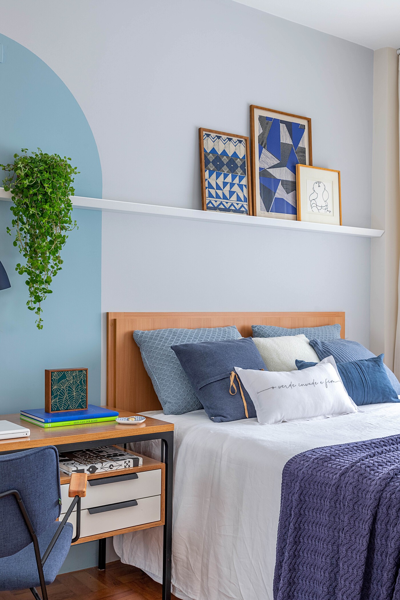 Décor do dia: quarto com tons de azul tem home office e arco na parede (Foto: Rafael Renzo)