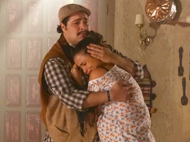 Demir tenta consolar Morena, mas a gata imagina o sofrimento de sua família (Foto: Salve Jorge/TV Globo) Demir tenta consolar Morena, mas a gata imagina o sofrimento de sua família (Foto: Salve Jorge/TV Globo)