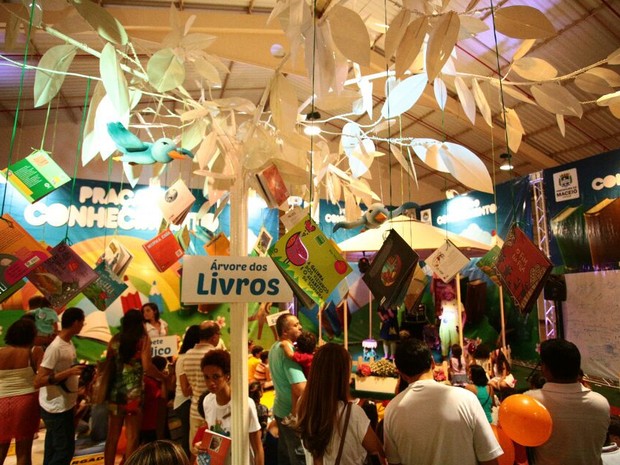 'Árvore do livro' chamou atenção na VI Bienal do Livro de Alagoas (Foto: Jonathan Lins/G1)