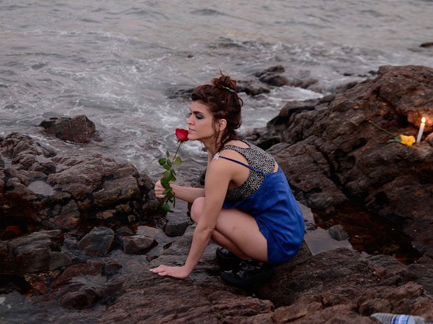 Devota de Iemanjá foi até as pedras do Rio Vermelho para reverenciar a Rainha do Mar em Salvador (Foto: Sérgio Pedreira/Ag Haack)