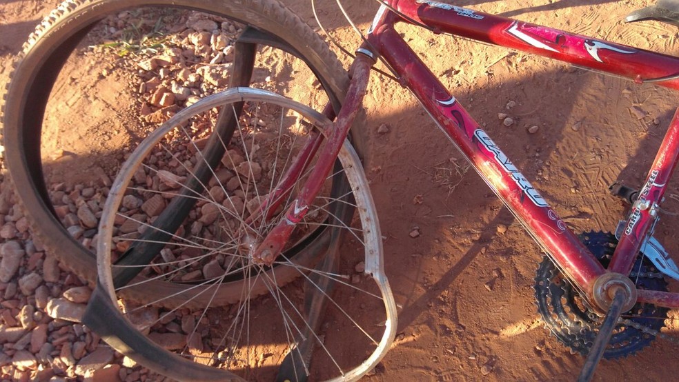 Bicicleta onde as vítimas estavam (Foto: Rondônia News/Reprodução)
