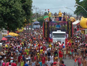 Avenida lotada nas Virgens do Bairro Novo (Foto: Reprodução/TV Globo)