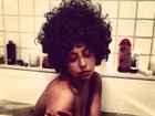 Nua, Lady Gaga posa em banheira