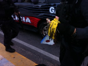 policial encontra máscara durante revista  (Foto: Thiago Conrado/G1)