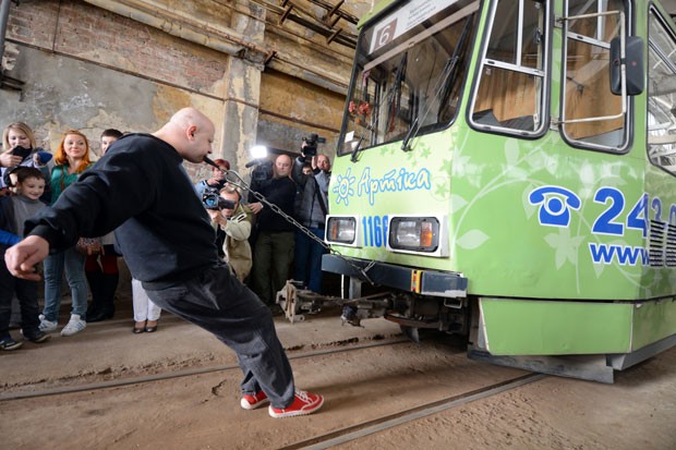 Oleh Skavysh puxou com os dentes um bonde de 19,5 toneladas. (Foto: Yuriy Dyachyshyn/AFP)