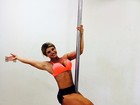 Ex-Miss Bumbum mostra elasticidade no pole dance