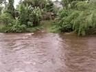 Chuva forte deixa casas alagadas e destrói ponte em Angra dos Reis, RJ