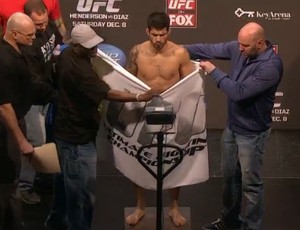 Raphael Assunção tira a roupa para bater o peso no UFC: Henderson x Diaz (Foto: Reprodução/Youtube) Raphael Assunção tira a roupa para bater o peso no UFC: Henderson x Diaz (Foto: Reprodução/Youtube)