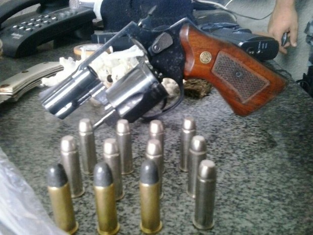 Revólver e munição foram apreendidos com o suspeito (Foto: Divulgação/2º BPM)