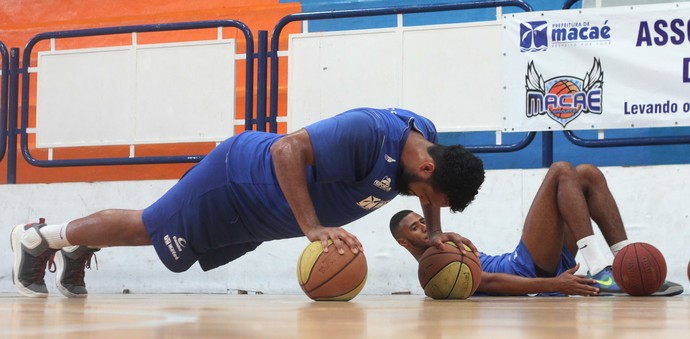 Após semana de treinamentos, Macaé Basquete embarca para Salvador