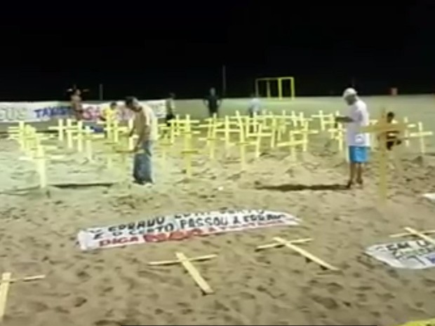 Taxistas fazem ato na praia de Copacabana (Foto: Reprodução / TV Globo)