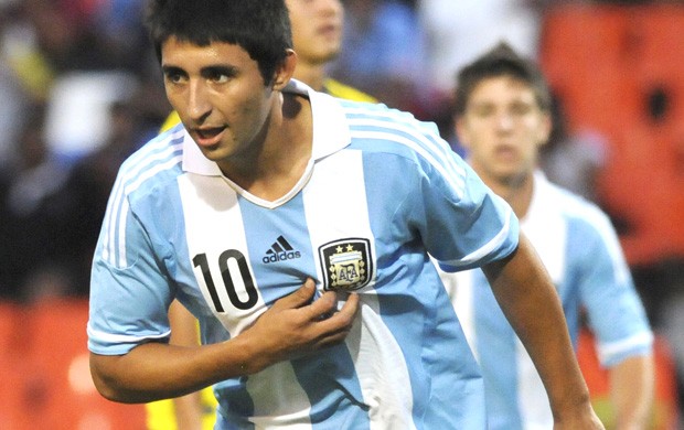 Alan Ruiz comemora gol da Argentina sobre Colômbia, AP (Foto: Agência AP)