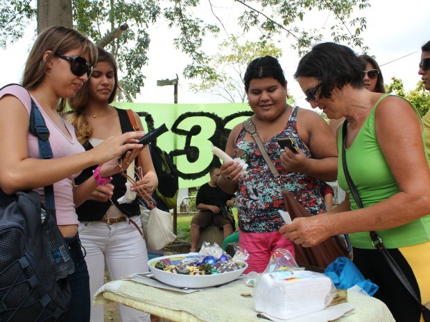 Tia da Trufa sustenta família de doze pessoas com venda de doces em Manaus (Foto: Girlene Medeiros /G1 AM)