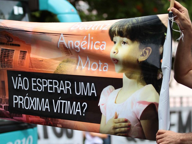 Protesto dos parentes e Beatriz Mota no palácio do Governo, no Recife (Foto: Marlon Costa/Pernambuco Press)