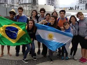 Jovens argentinos se reúnem em Copacabana para a abertura oficial da JMJ (Foto: Marcelo Elizardo/G1)