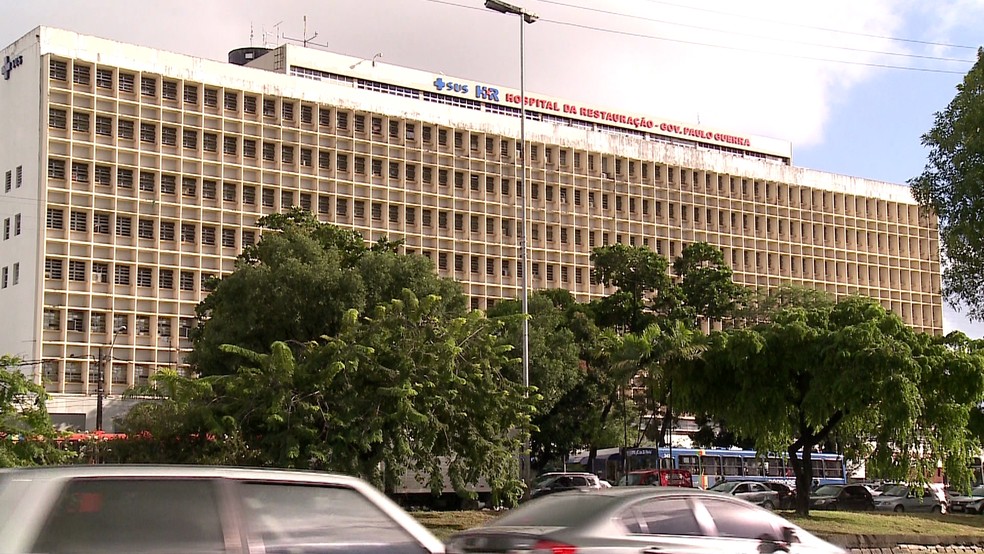 Homem que era o alvo dos disparos, segundo a PM, foi encaminhado ao Hospital da Restauração, no Recife (Foto: Ana Regina/TV Globo)