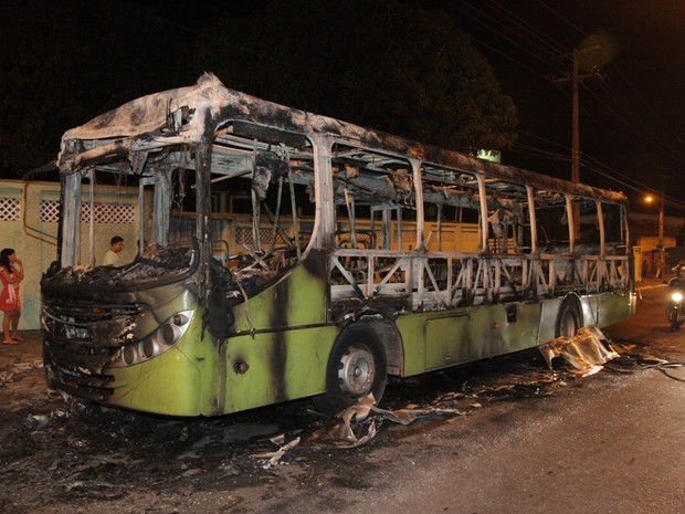 Ônibus incendiado no bairro João Paulo (Foto: De Jesus/O Estado)