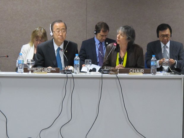 Ban Ki-moon ouve as críticas de Iara Pietrovsky, representante da Cúpula dos Povos (Foto: Darlan Alvarenga/G1)