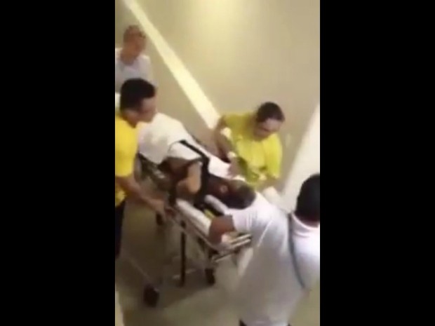 Imagens feitas com o celular mostram Neymar sendo levado pelos corredores do hospital (Foto: Reprodução)