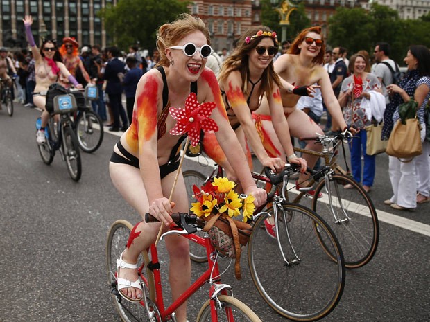  Ciclistas passam pela ponte Westminster, no centro de Londres, neste sábado (Foto: Reuters/Andrew Winning)
