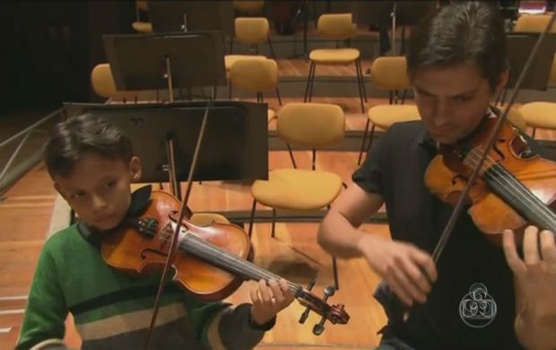 Abner com um músico da Orquestra de Berlim (Foto: Reprodução/TV Amapá)