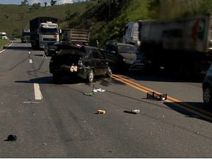 Acidente na BR-040 em Juiz de Fora (Foto: Reprodução/TV Integração)