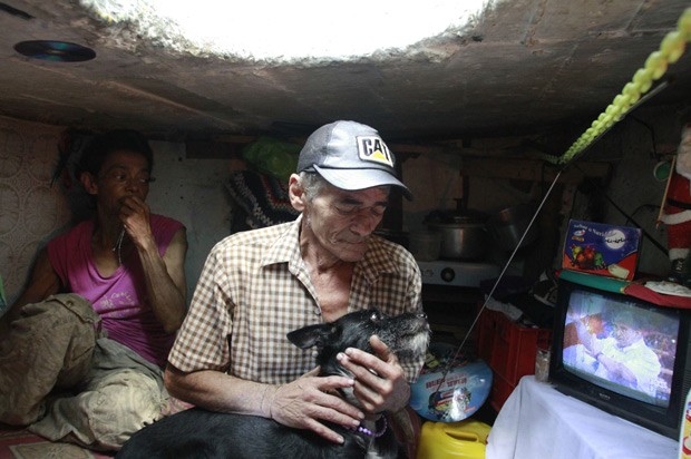 Casal vive em bueiro na Colômbia (Foto: Albeiro Lopera/Reuters)