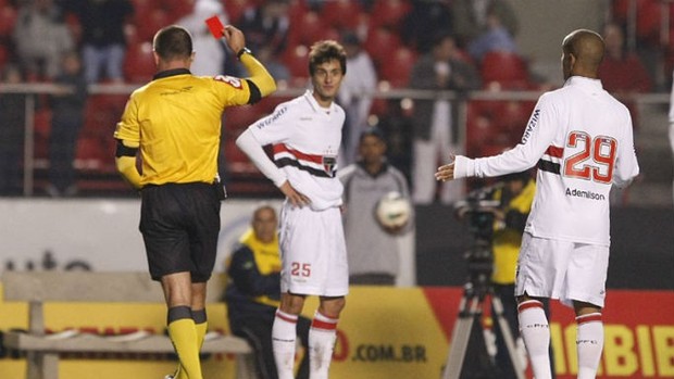 Rodrigo Caio recebeu o cartão vermelho no jogo contra o Vasco (Foto: Rubens Chiri / www.saopaulofc.net)