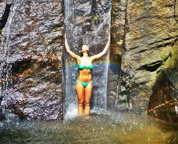 Paloma mostra corpão em cachoeira (Foto: Arquivo pessoal)