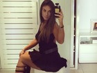 Nicole Bahls exibe pernões em selfie