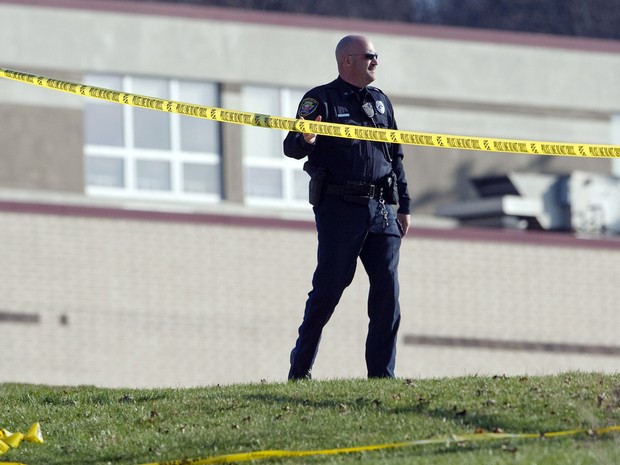 Policial cerca escola nos EUA após ataque (Foto: Brian F. Henry/Tribune Review/AP)