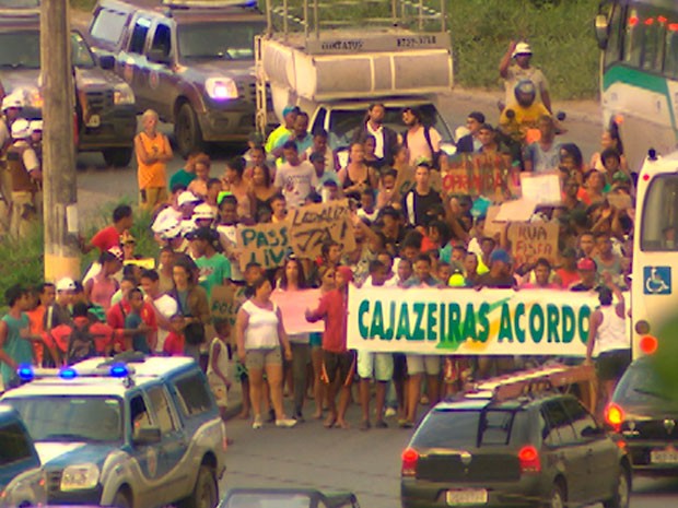Manifestação em Cajazeiras, Salvador, Bahia (Foto: Imagem/TV Bahia)
