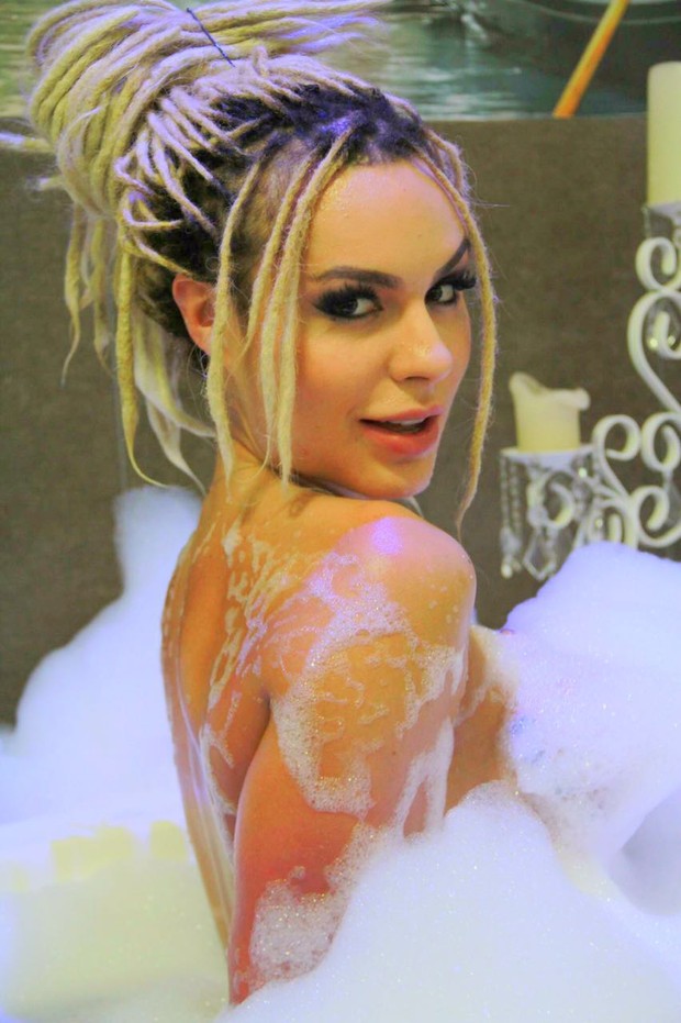 Fernanda Lacerda, a Mendigata, posa nua em banheira (Foto: Arquivo Pessoal/MF Models Assessoria/Divulgação)