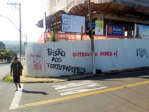 Tapumes de prédio em construção foram pichados contra ditadura militar em Piracicaba (Foto: Fernanda Zanetti/G1)