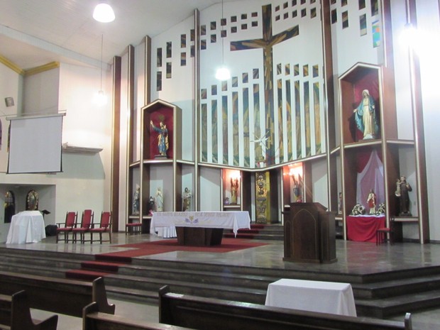 Beb foi deixado em sacola no cho da igreja, em frente ao altar (Foto: Igreja Matriz Senhor Bom Jesus de Nazar/Divulgao)