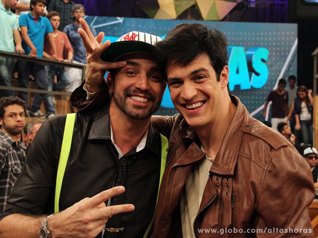 Mateus Solano brinca com o cantor Latino no intervalo do programa (Foto: TV Globo/Altas Horas)