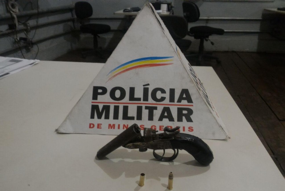 Garrucha usada pelo adolescente foi encontrada próxima a uma rodovia em Montes Claros (Foto: Divulgação/Polícia Militar)