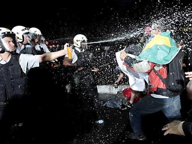 Confronto entre manifestantes e policiais durante protesto em Brasília (Foto: Dida Sampaio/Estadão Conteúdo)