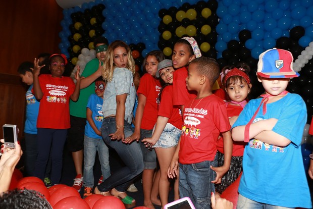  Valesca Popozuda e cantor Buchecha vão a Festa dos Dia das Crianças no INCA (Foto: Dilson Silva/AgNews)